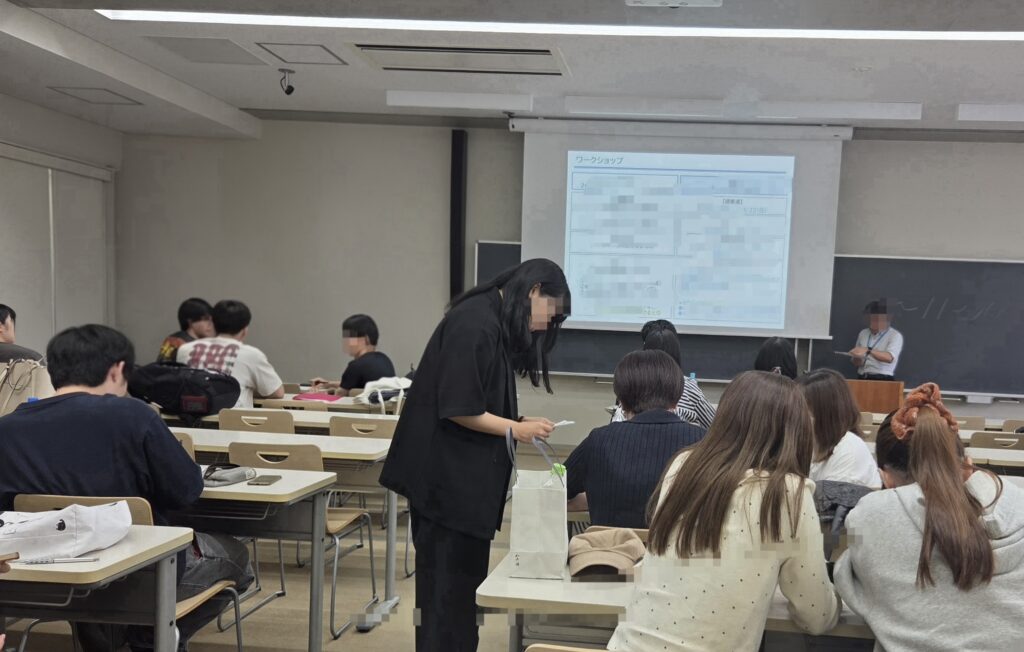 写真:母校での特別講義を実施
