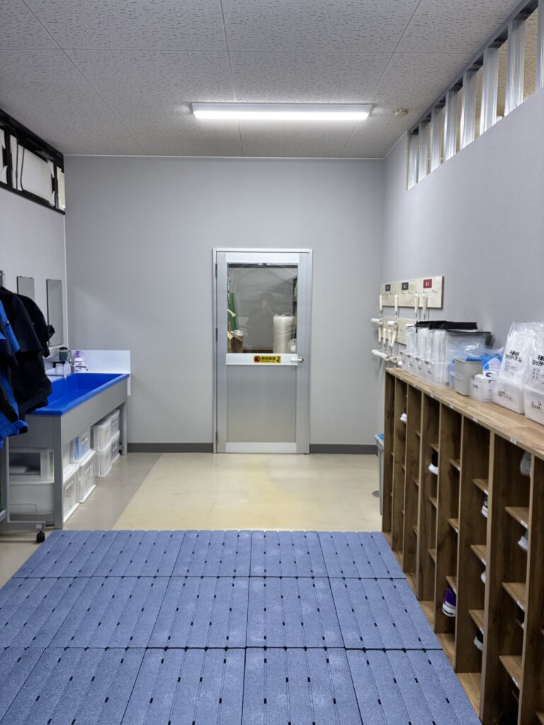 静岡プロモーションセンター化粧品製造ルーム前室